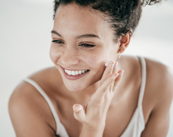 لحمايتها وجعلها أكثر تألقا وصحة.. 5 خطوات للحصول على بشرة قوية صورة رقم 1