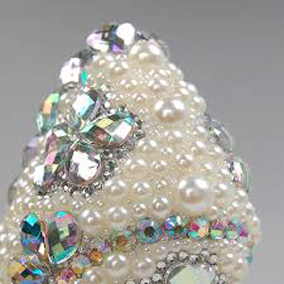 الحُلي تزين الأحذية النسائية.. إطلالة متألقة صورة رقم 5