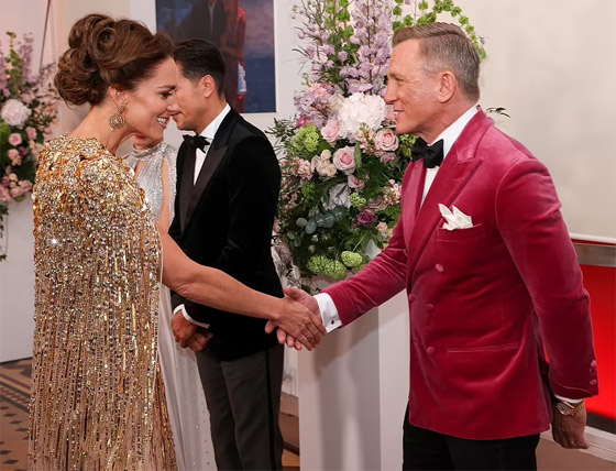 بالصور: كيت ميدلتون تخطف الأنظار بإطلالتها الجذابة على السجادة الحمراء صورة رقم 8