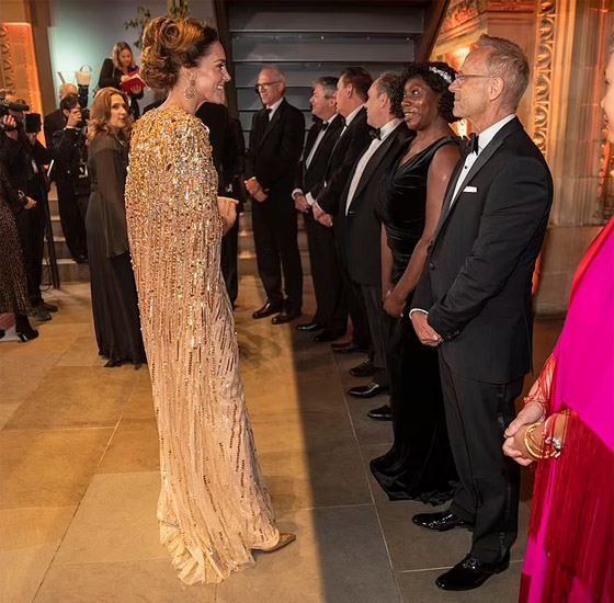 بالصور: كيت ميدلتون تخطف الأنظار بإطلالتها الجذابة على السجادة الحمراء صورة رقم 18