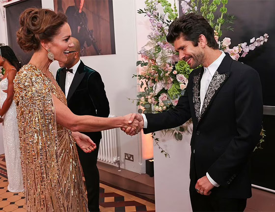 بالصور: كيت ميدلتون تخطف الأنظار بإطلالتها الجذابة على السجادة الحمراء صورة رقم 21