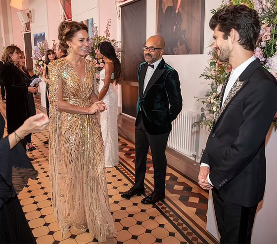 بالصور: كيت ميدلتون تخطف الأنظار بإطلالتها الجذابة على السجادة الحمراء صورة رقم 28