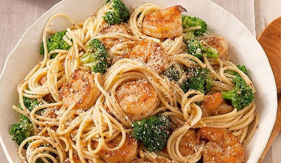 إليكم طريقة تحضير سباغيتي بالثوم والروبيان والبروكلي الشهي صورة رقم 1