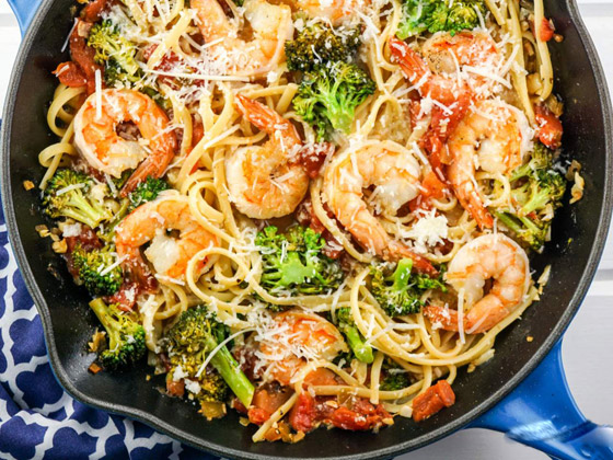 إليكم طريقة تحضير سباغيتي بالثوم والروبيان والبروكلي الشهي صورة رقم 5