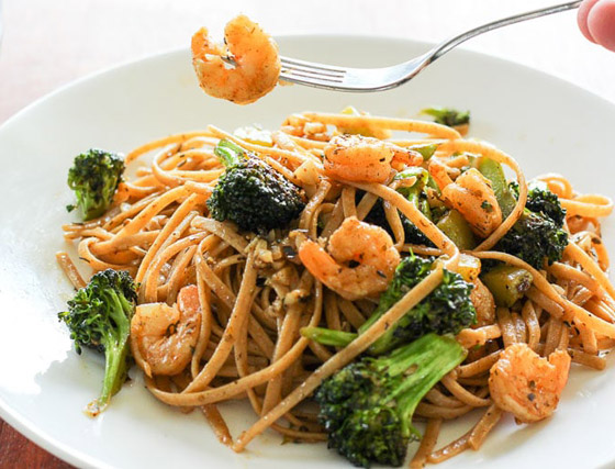 إليكم طريقة تحضير سباغيتي بالثوم والروبيان والبروكلي الشهي صورة رقم 6