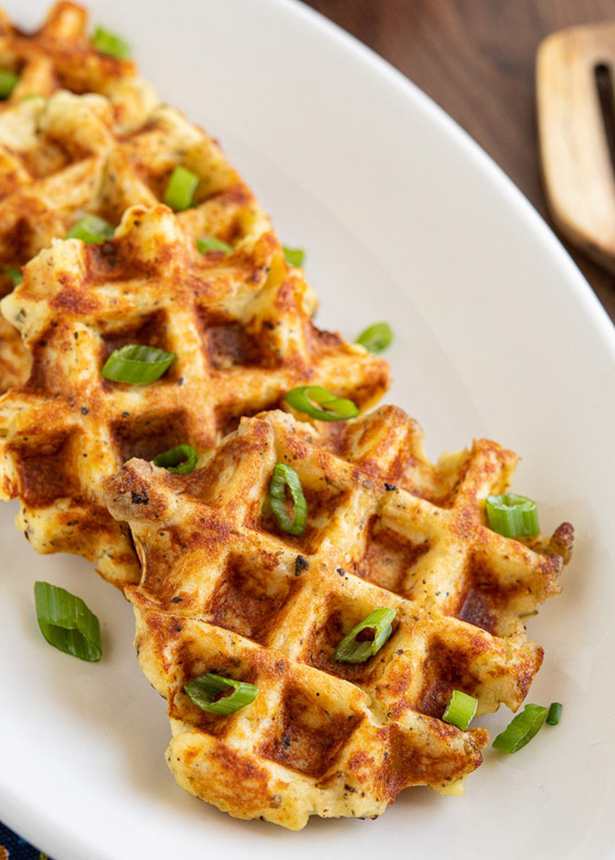 إليكم طريقة تحضير وافل البطاطس مع البيض لفطور صحي لأطفالكم صورة رقم 4