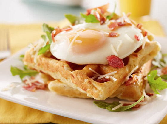 إليكم طريقة تحضير وافل البطاطس مع البيض لفطور صحي لأطفالكم صورة رقم 5