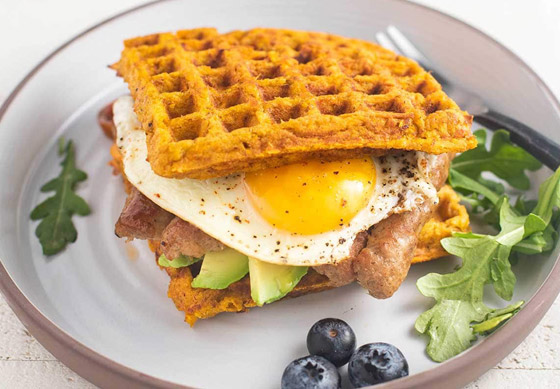 إليكم طريقة تحضير وافل البطاطس مع البيض لفطور صحي لأطفالكم صورة رقم 6