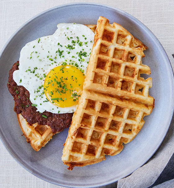 إليكم طريقة تحضير وافل البطاطس مع البيض لفطور صحي لأطفالكم صورة رقم 7