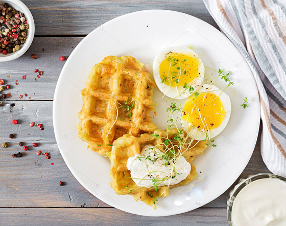 إليكم طريقة تحضير وافل البطاطس مع البيض لفطور صحي لأطفالكم صورة رقم 8