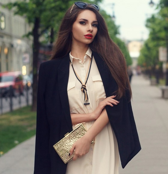 البليزر الأسود أهم صيحات شتاء 2021.. كيف تنسقينه؟ صورة رقم 6