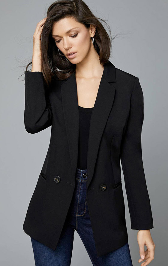 البليزر الأسود أهم صيحات شتاء 2021.. كيف تنسقينه؟ صورة رقم 8