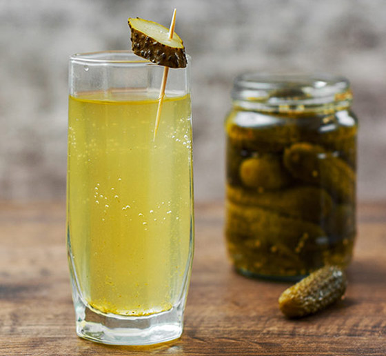 يساعد بفقدان الوزن وينظّم سكر الدم.. 6 فوائد مدهشة لشرب ماء المخلل صورة رقم 1