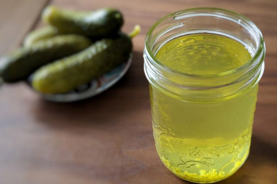 يساعد بفقدان الوزن وينظّم سكر الدم.. 6 فوائد مدهشة لشرب ماء المخلل صورة رقم 3