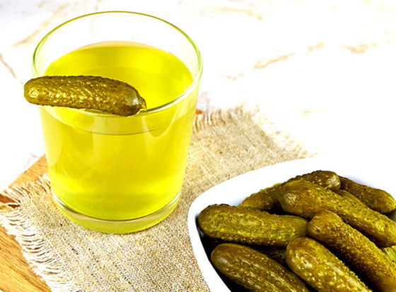 يساعد بفقدان الوزن وينظّم سكر الدم.. 6 فوائد مدهشة لشرب ماء المخلل صورة رقم 4