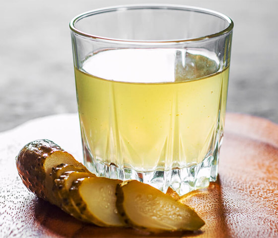 يساعد بفقدان الوزن وينظّم سكر الدم.. 6 فوائد مدهشة لشرب ماء المخلل صورة رقم 5