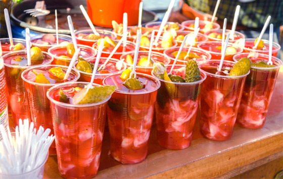 يساعد بفقدان الوزن وينظّم سكر الدم.. 6 فوائد مدهشة لشرب ماء المخلل صورة رقم 2