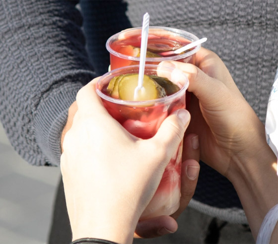 يساعد بفقدان الوزن وينظّم سكر الدم.. 6 فوائد مدهشة لشرب ماء المخلل صورة رقم 7