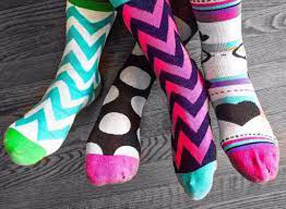 منها الجوارب الملونة.. 5 أسباب وراء رائحة أظافر القدم الكريهة صورة رقم 5