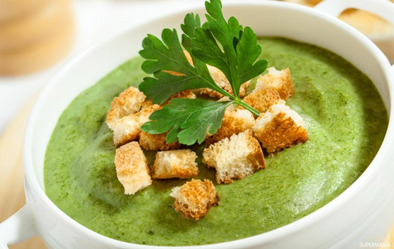 طريقة تحضير حساء السبانخ والبطاطا بالكريمة الشهي مع الخبز المحمص صورة رقم 2