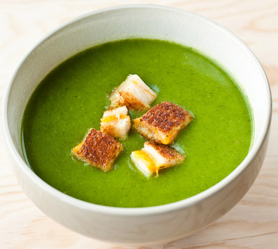 طريقة تحضير حساء السبانخ والبطاطا بالكريمة الشهي مع الخبز المحمص صورة رقم 3