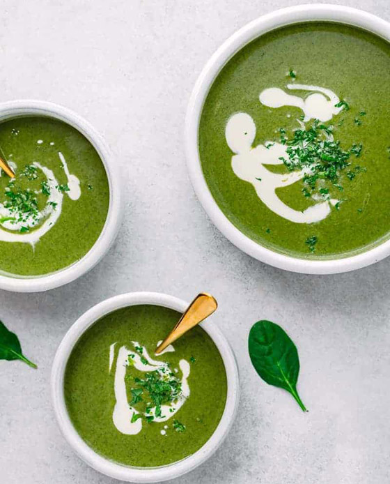 طريقة تحضير حساء السبانخ والبطاطا بالكريمة الشهي مع الخبز المحمص صورة رقم 4