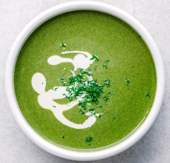 طريقة تحضير حساء السبانخ والبطاطا بالكريمة الشهي مع الخبز المحمص صورة رقم 6