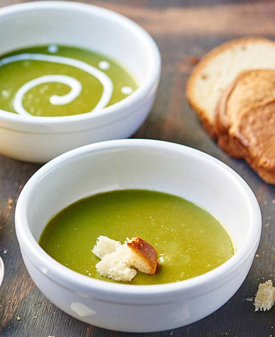 طريقة تحضير حساء السبانخ والبطاطا بالكريمة الشهي مع الخبز المحمص صورة رقم 7