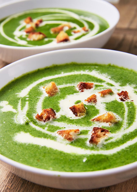 طريقة تحضير حساء السبانخ والبطاطا بالكريمة الشهي مع الخبز المحمص صورة رقم 5