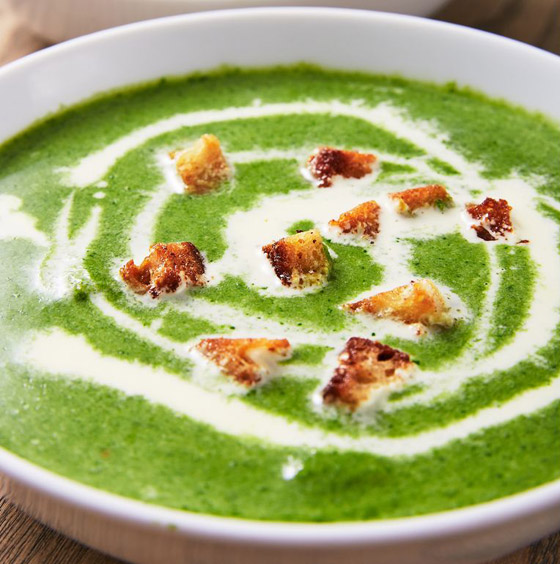 طريقة تحضير حساء السبانخ والبطاطا بالكريمة الشهي مع الخبز المحمص صورة رقم 8