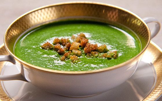 طريقة تحضير حساء السبانخ والبطاطا بالكريمة الشهي مع الخبز المحمص صورة رقم 9