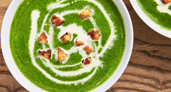 طريقة تحضير حساء السبانخ والبطاطا بالكريمة الشهي مع الخبز المحمص صورة رقم 10