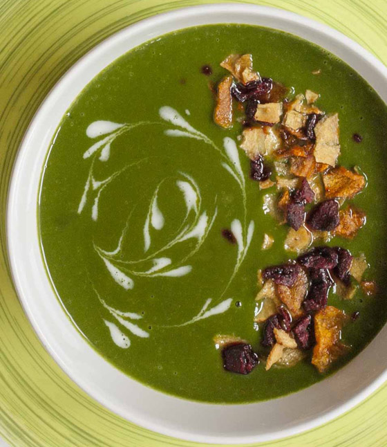 طريقة تحضير حساء السبانخ والبطاطا بالكريمة الشهي مع الخبز المحمص صورة رقم 11