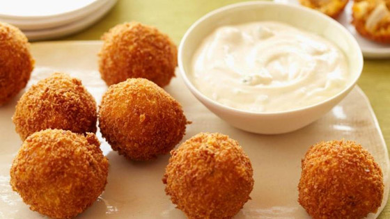 إليكم وصفة كرات الدجاج مع صلصة الجبنة الزرقاء الأطيب على الغداء صورة رقم 9