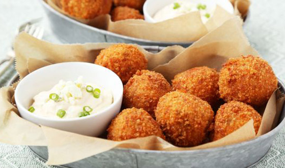 إليكم وصفة كرات الدجاج مع صلصة الجبنة الزرقاء الأطيب على الغداء صورة رقم 2