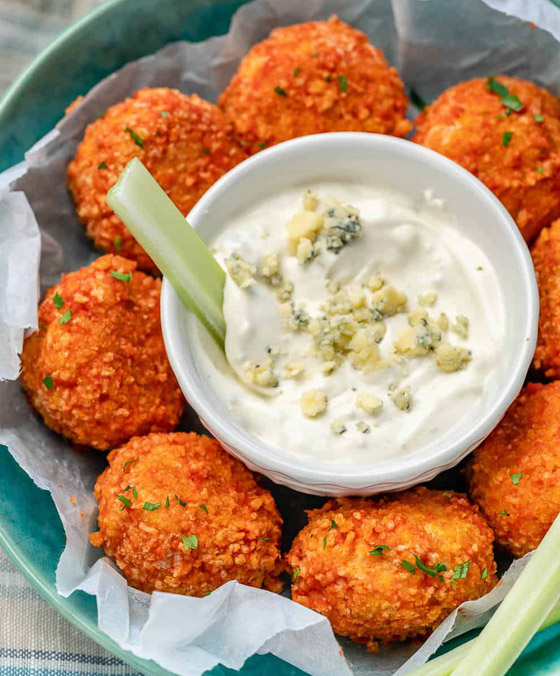 إليكم وصفة كرات الدجاج مع صلصة الجبنة الزرقاء الأطيب على الغداء صورة رقم 10