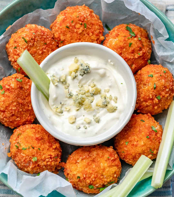 إليكم وصفة كرات الدجاج مع صلصة الجبنة الزرقاء الأطيب على الغداء صورة رقم 4