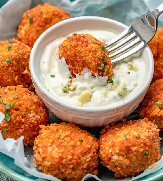 إليكم وصفة كرات الدجاج مع صلصة الجبنة الزرقاء الأطيب على الغداء صورة رقم 7