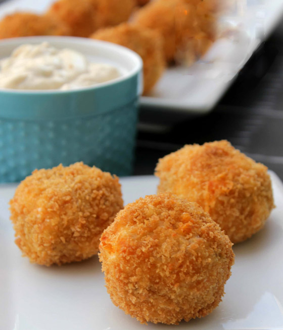 إليكم وصفة كرات الدجاج مع صلصة الجبنة الزرقاء الأطيب على الغداء صورة رقم 5