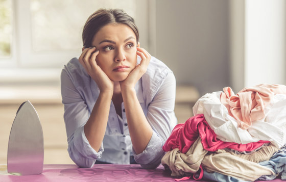 إليكم 9 طرق بسيطة وسريعة لإزالة التجاعيد من الملابس بدون مكواة صورة رقم 6