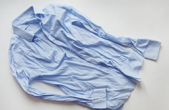 إليكم 9 طرق بسيطة وسريعة لإزالة التجاعيد من الملابس بدون مكواة صورة رقم 4