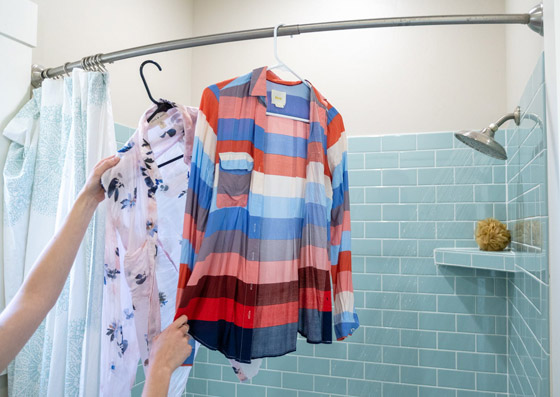 إليكم 9 طرق بسيطة وسريعة لإزالة التجاعيد من الملابس بدون مكواة صورة رقم 3