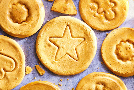 بدون فرن وخلال ربع ساعة فقط.. هكذا تحضر بسكويت لعبة الحبار الشهير صورة رقم 2