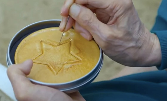 بدون فرن وخلال ربع ساعة فقط.. هكذا تحضر بسكويت لعبة الحبار الشهير صورة رقم 4