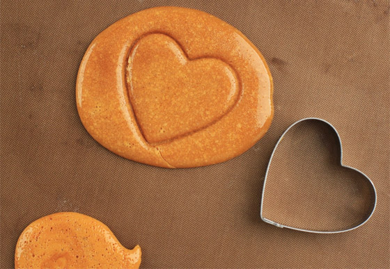 بدون فرن وخلال ربع ساعة فقط.. هكذا تحضر بسكويت لعبة الحبار الشهير صورة رقم 7