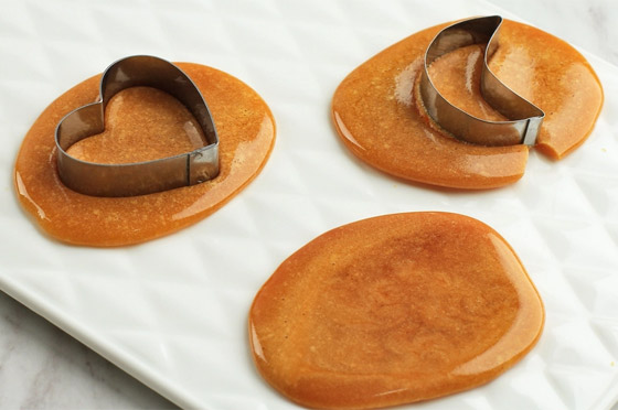 بدون فرن وخلال ربع ساعة فقط.. هكذا تحضر بسكويت لعبة الحبار الشهير صورة رقم 8