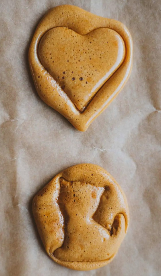 بدون فرن وخلال ربع ساعة فقط.. هكذا تحضر بسكويت لعبة الحبار الشهير صورة رقم 9