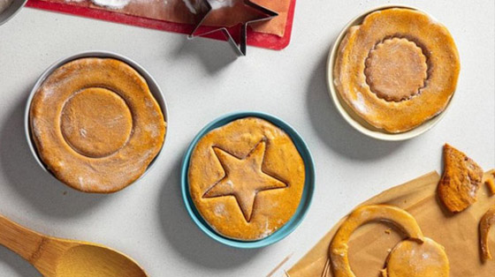 بدون فرن وخلال ربع ساعة فقط.. هكذا تحضر بسكويت لعبة الحبار الشهير صورة رقم 11