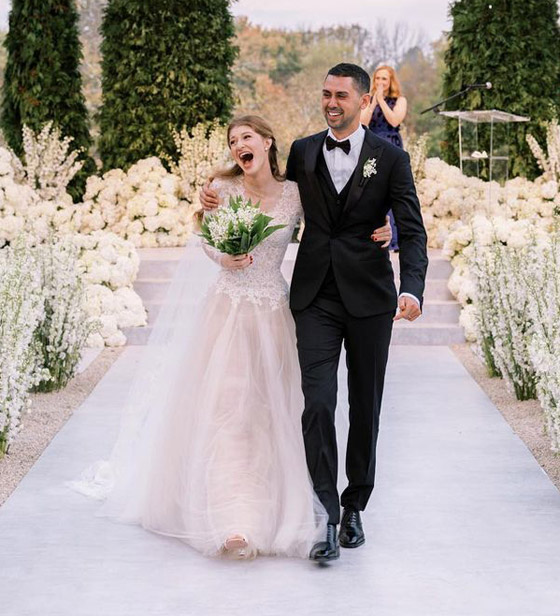 دار أزياء شهيرة تحقق أحلام جينيفر غيتس: صنعت لها فستانا رائعا لزفافها صورة رقم 3