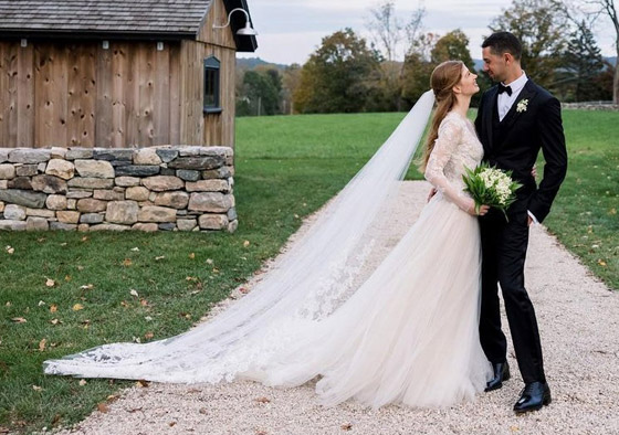 دار أزياء شهيرة تحقق أحلام جينيفر غيتس: صنعت لها فستانا رائعا لزفافها صورة رقم 4